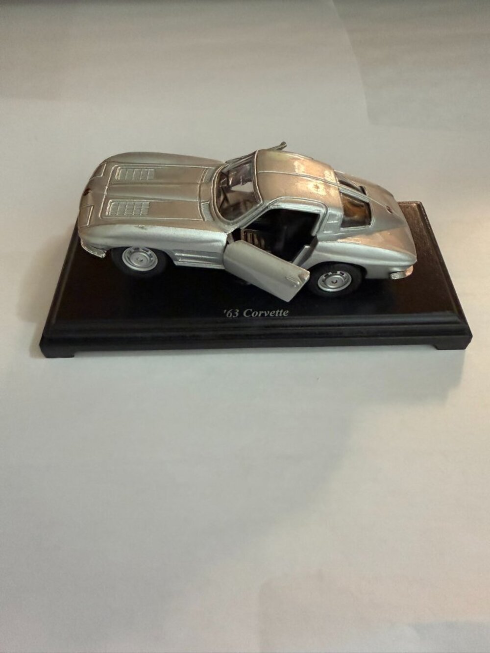 Maisto 1963 Chevrolet Corvette Sting Ray Silver